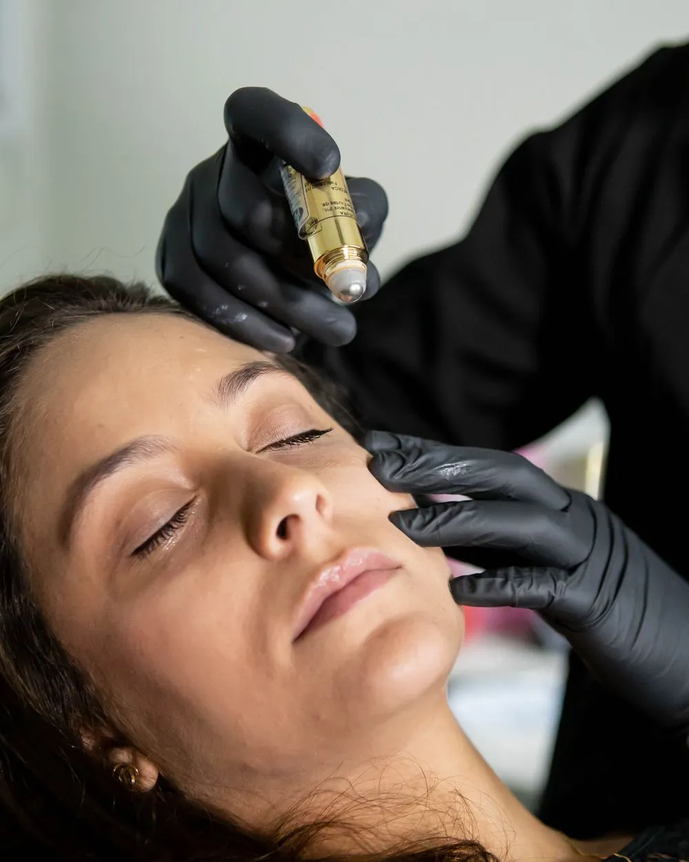 Micro-injections sur le visage d'une patiente détendue