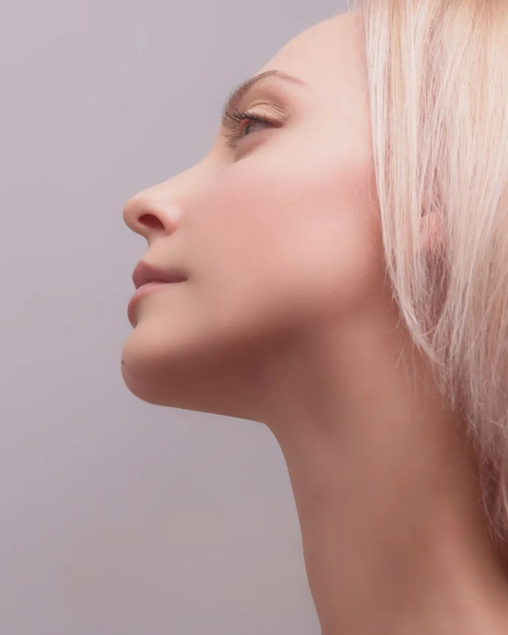 Profil d'une femme : ligne du nez, des lèvres et du menton